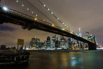 Fototapeta na wymiar Ponte di Brooklyn di sera