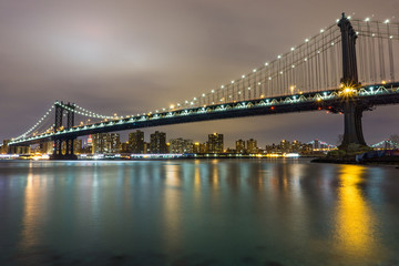 Fototapeta premium Manhattan Bridge di sera