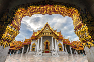 Obraz premium The Arch at the Marble Temple, Wat Benchamabophit, Bangkok, Thailand.