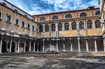 Historischer Arkadenhof in Venedig