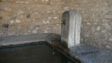 Lavatoio antico in campagna