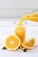 Orangensaft einschenken eingießen eingiessen Orangen Saft Hochformat Flasche Orange Fruchtsaft