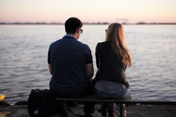 Junges Paar am Flu&szlig; bei Sonnenuntergang.Where: Blankenese, F&auml;hranleger.When: 03.10.2017.