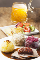 Bayerischer Schweinebraten mit Knödel