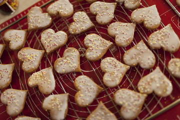 Confection de Bredalas alsaciens, petits gâteaux de Noël