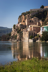 Fototapeta na wymiar Detalle del pueblo de Miravet junto al río Ebro. Tarragona. España