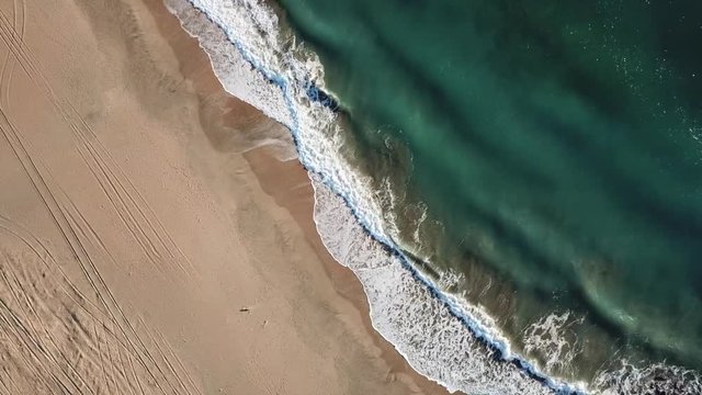 Vue aérienne des vagues sur la plage
