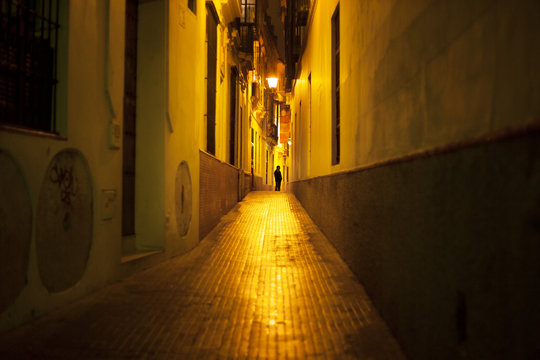 persona sola en un callejon
