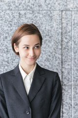 若い女性（ビジネスイメージ）