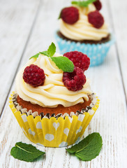 Cupcakes with fresh raspberries