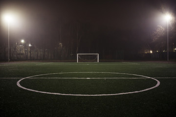 пустое футбольное поле в тумане