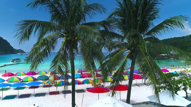 Luftaufnahme des wundersch&ouml;nen Strandes auf Raya Island in Thailand
