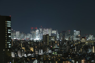 Obraz na płótnie Canvas 日本の東京都市景観・夜景「新宿の超高層ビル群や街並みなどを望む」