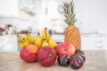 Frutas naturais, banana, abacaxi, manga e ameixa