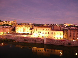 Obraz premium Tortosa en Tarragona, capital de la comarca del Baix Ebre en Cataluña (España) Fotografia aerea con Drone