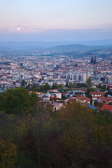 Fototapeta premium lever de lune sur la ville de clermont ferrand
