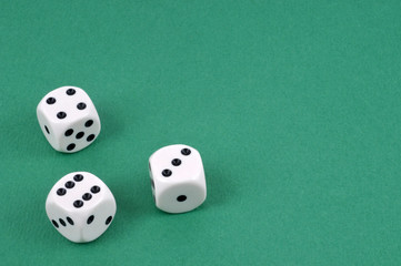 Dés sur tapis vert 