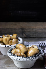 Marinierte Champignons als Tapas in Schälchen angerichtet