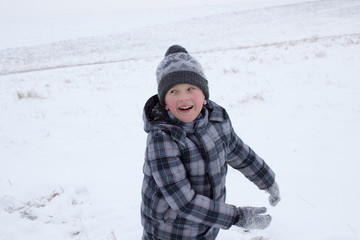 Fototapeta na wymiar boy is happy in winter