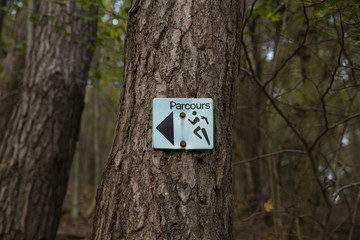 Parcours Schild von einem Fitness Pfad aus den achtziger Jahren.jpg