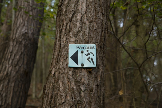 Parcours Schild von einem Fitness Pfad aus den achtziger Jahren.jpg