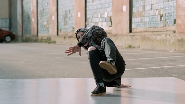 Breakdancer in the streets. 4K