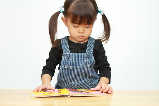 絵本を読む幼児(3歳児)