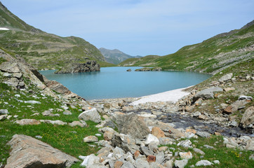 Fototapeta na wymiar Большое Имеретинское озеро (озеро Безмолвия) на Кавказе в августе