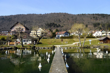 Fototapeta na wymiar Annecy lake, west shore and houses
