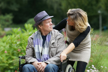 Älteres Paar - Mann im Rollstuhl