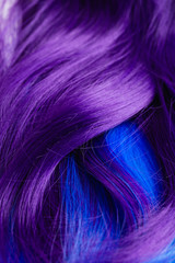 Naklejka premium Closeup of colorful hair in purple and turquoise blue colors