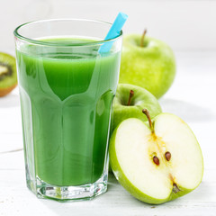 Fototapeta na wymiar Grüner Smoothie Saft Apfel grün Kiwi Spinat Glas Quadrat Fruchtsaft Frucht Früchte