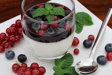 Panna Cotta con guarnizione ai frutti di bosco