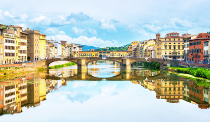 Fototapeta na wymiar River Arno and Ponte Vecchio in Florence, Italy