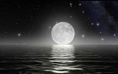Zelfklevend Fotobehang Maan stijgt boven de oceaan met sterrenhemel op de achtergrond © CLAUDIO
