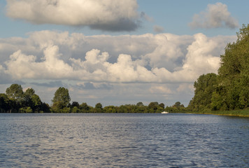 Wasserlandschaft mit einem weißen Boot