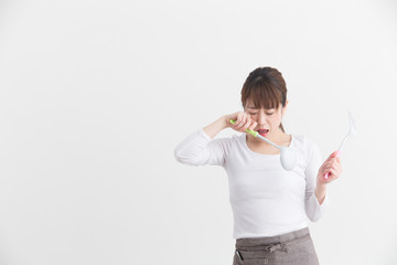 エプロン姿の女性・白バック