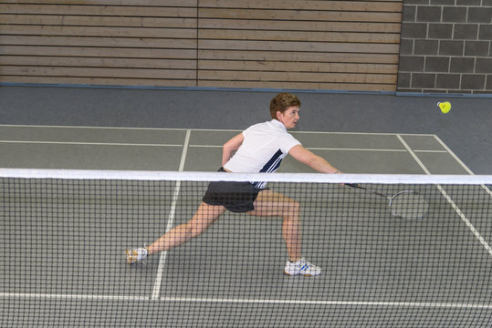 Rückhandschlag beim Badminton Stock-Foto | Adobe Stock