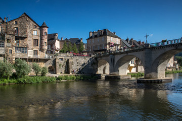 Village de Saint Geniez d' Olt ,au bord du Lot , en aveyron , France