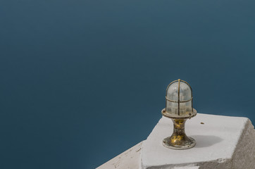 lampe auf terasse am meer