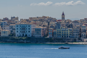 Obraz premium boote und altstadt von korfu