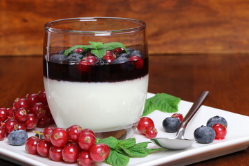 Panna Cotta con guarnizione ai frutti di bosco