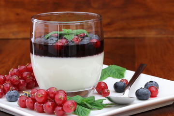 Panna Cotta con guarnizione ai frutti di bosco