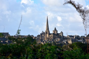 Fototapeta na wymiar La cathédrale Saint-Tugdual de Tréguier vue depuis les hauteurs de la campagne bretonne du Trégor