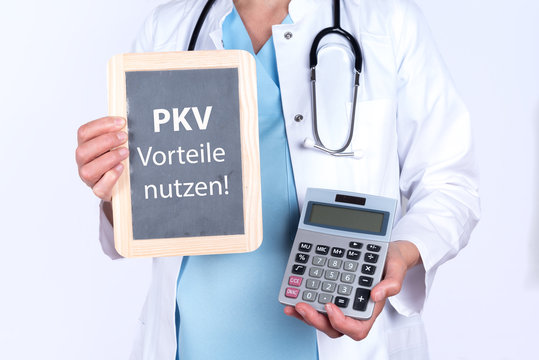 Arzt mit Tafel PKV Vorteile nutzen