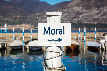 Schild 232 - Moral