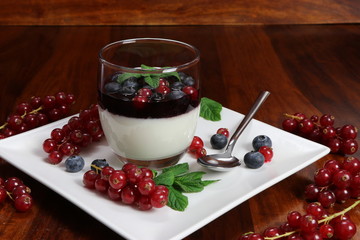 Panna Cotta con guarnizione ai frutti di bosco