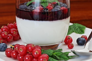 Panna Cotta con guarnizione ai frutti di bosco