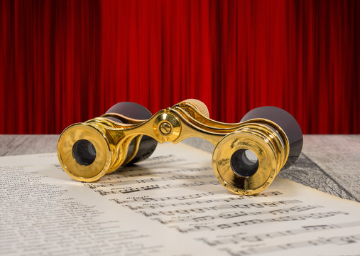 altes antikes goldenes opernglas, fernglas f&uuml;r oper