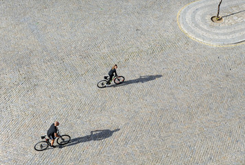 Naklejka premium Couple of tourists making a sightseeing city tour by bike on image taken from above